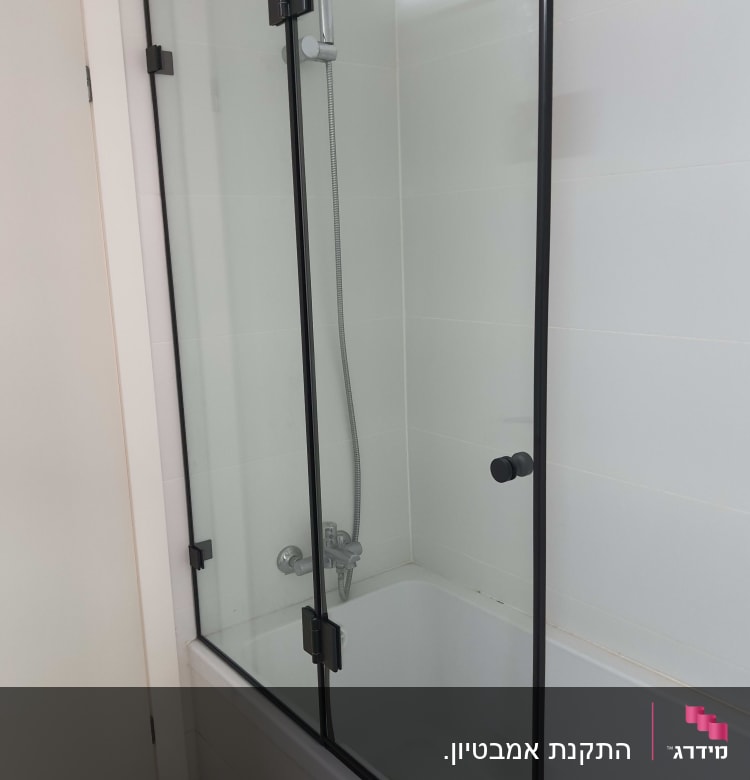 מקלחון עם דלת זכוכית וברז מקלחת כסוף